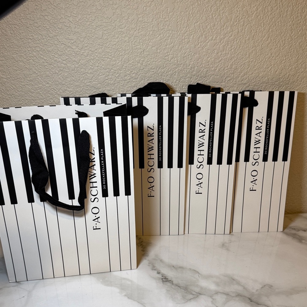 FAO Schwarz Black and White Piano Shopping Bags. Set of 4 - Picture 8 of 10
